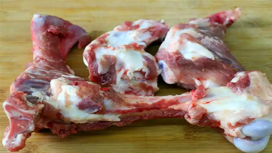 几根大骨头简单一做,吃起来特别的香,每次啃完骨头还要舔舔手指