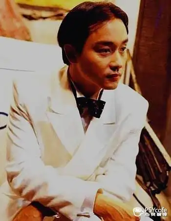 收集   点赞  评论  戴眼镜的哥哥#张国荣# 是不是也很帅很帅呢!