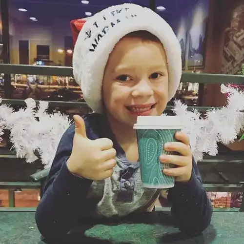 有没有假笑男孩的头像呀