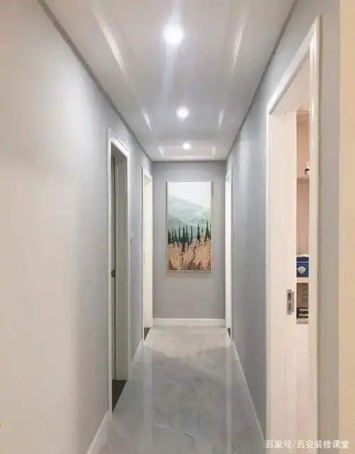 进入卧室的走廊是否吊顶?装什么样的灯?