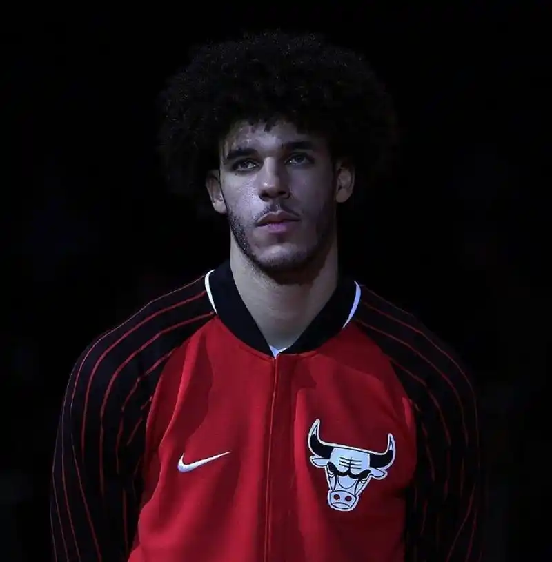 朗佐鲍尔将无限期休战#   公牛队官方宣布,朗佐·鲍尔将接受左膝裙乔