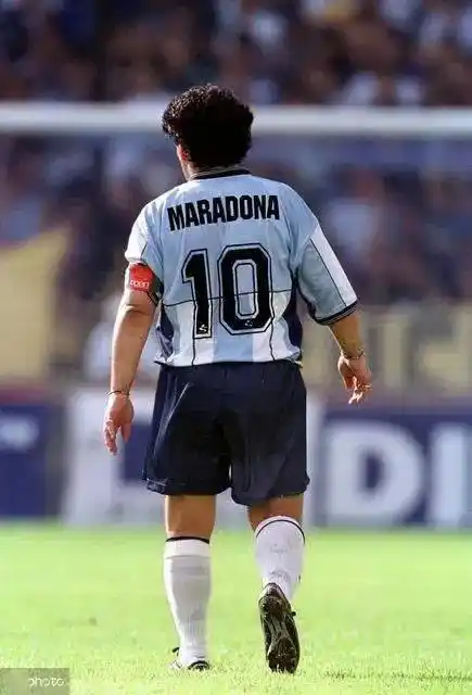 太突然一代球王马拉多纳去世