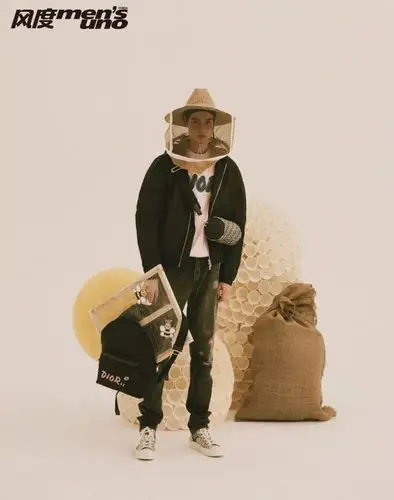 dior印花背包迪奥小蜜蜂挂件粉色迪奥小蜜蜂挂件采集一份年轻气酿造