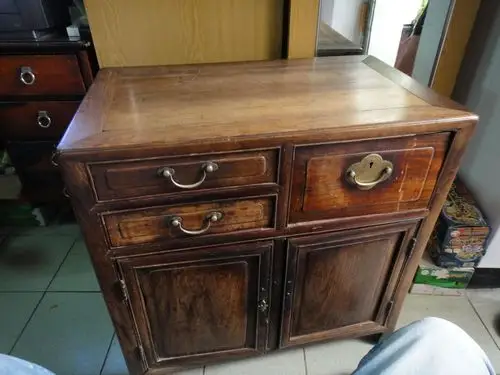 这个民国时期的老柜子是什么木料?现在大概值多少钱?