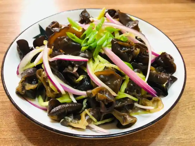 洋葱拌木耳好吃的做法