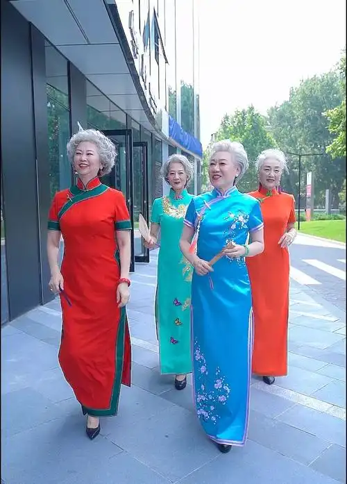 80岁奶奶们穿旗袍惊艳时光!