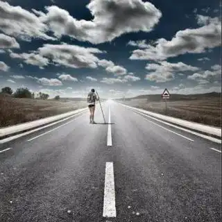 我喜欢在路上走 顾城   我喜欢在路上走 一个人 看着太阳 看着她从草