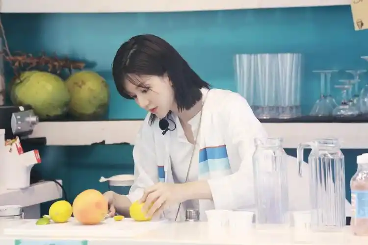 乔欣夏日冲浪店性感甜美剧照图片13