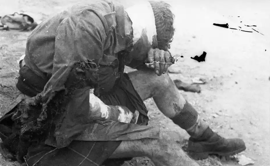 二战老照片战争中罕见的生死瞬间