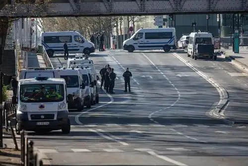 转运新冠肺炎重症患者的救护车抵达巴黎奥斯特利茨火车站
