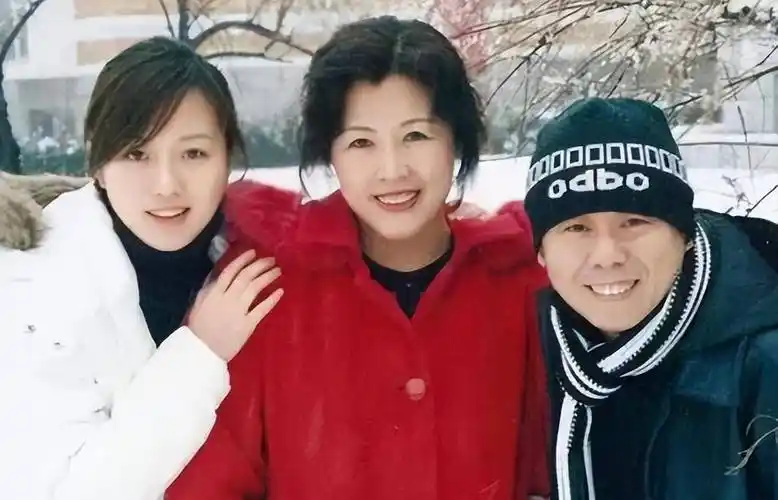 潘长江和妻子结婚三十八年,妻子被宠上天,如今花甲之年整容成功_杨云