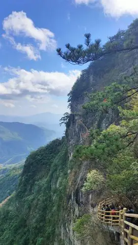 江西宜春市的明月山风景如画,月亮湖面如镜画,古井街道繁华优雅,袁山