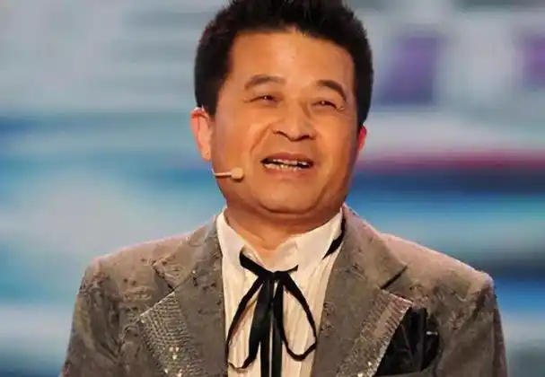 64岁毕福剑现状陋居农村吃力修三轮现状凄惨网友活该