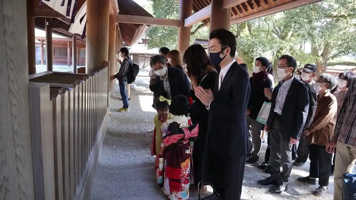 在神宫大殿前行礼参拜