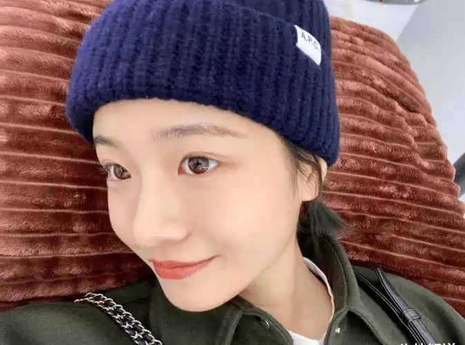 李庚希秀素颜自拍,谁注意到她的眉毛纹路?这才是19岁的样子_刘家祎_林