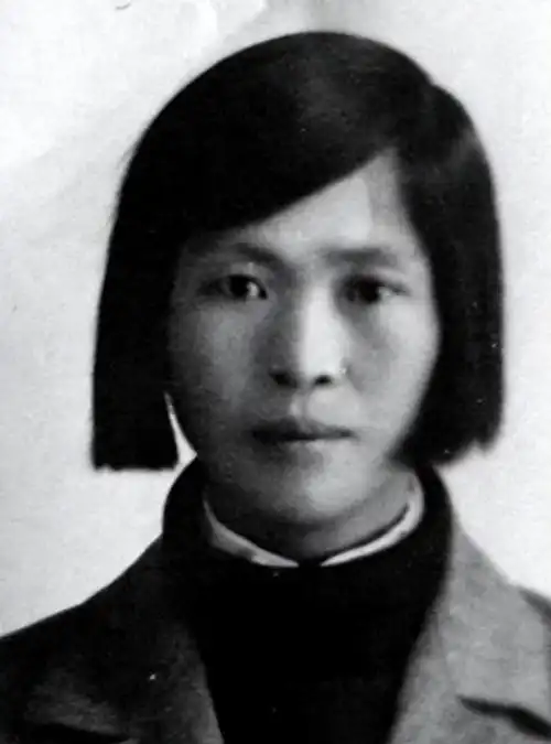 1984年贺子珍遗体火化,骨灰里发现"扭曲的铁片",真相让人动容