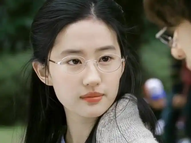 据说戴眼镜是为了压颜值,简直就是从小说走出的女主啊#刘亦菲