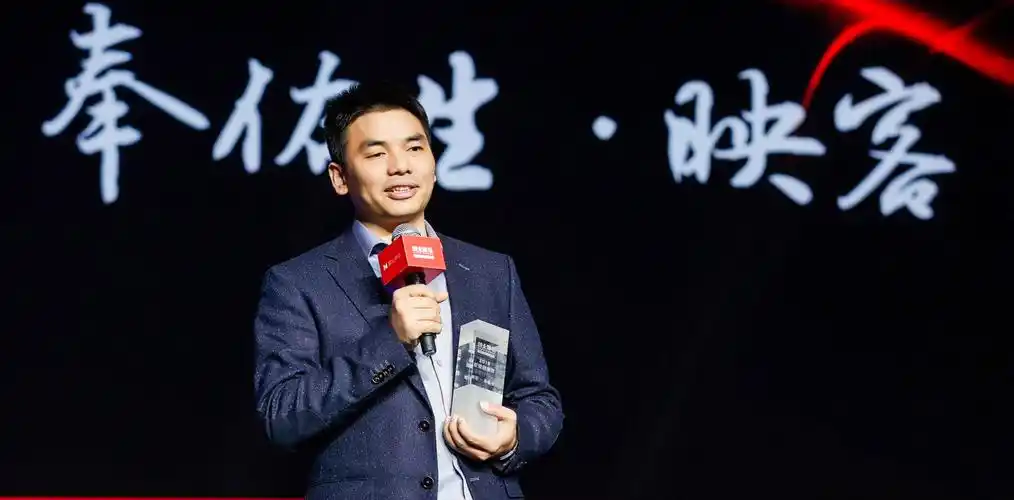 映客创始人兼ceo奉佑生获奖"年度十大创业家",并发表了极速演讲.