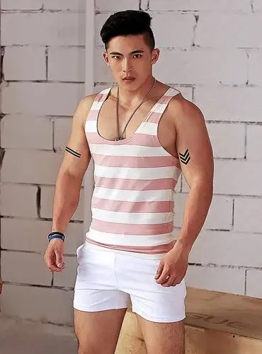 组图穿条纹背心的肌肉男健壮阳光有气质的男生果然有型