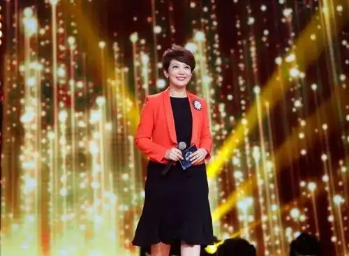 央视主持人王端端,被父母催婚,工作狂何时能嫁人?