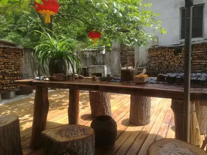 环境优美的农家小院,没有车鸣,没有喧嚣,有的只是狗叫虫鸣,鸟语花香.