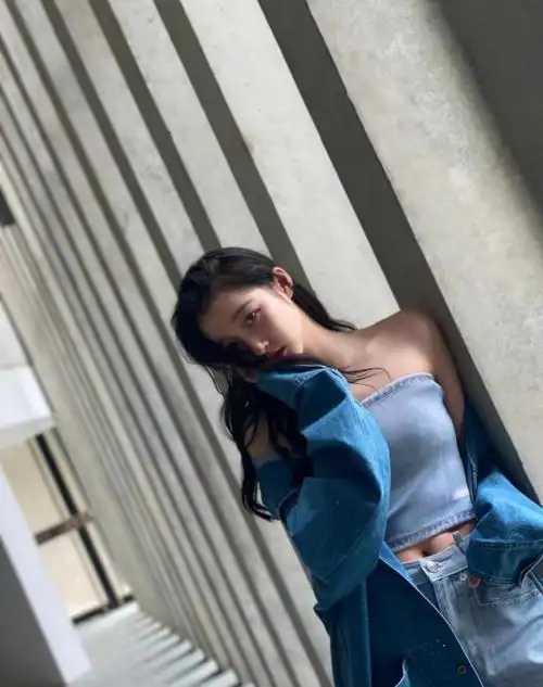 京圈甜妞关晓彤真的瘦了穿牛仔抹胸展现迷人锁骨清新靓丽