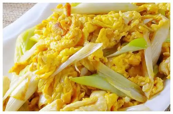 难怪饭店的大葱炒鸡蛋好吃多放了这2样葱香四溢软嫩鲜香