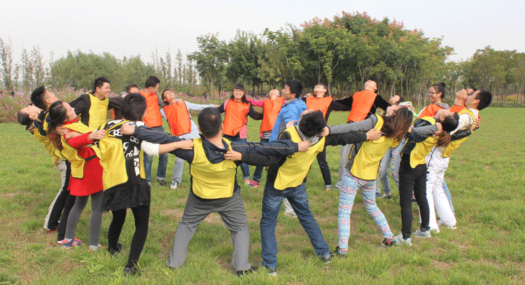 开创户外拓展训练历史激发团队的创造力