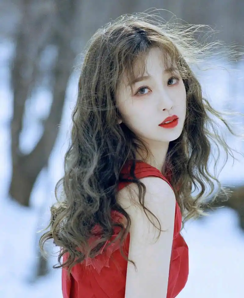 端庄秀气的虞书欣