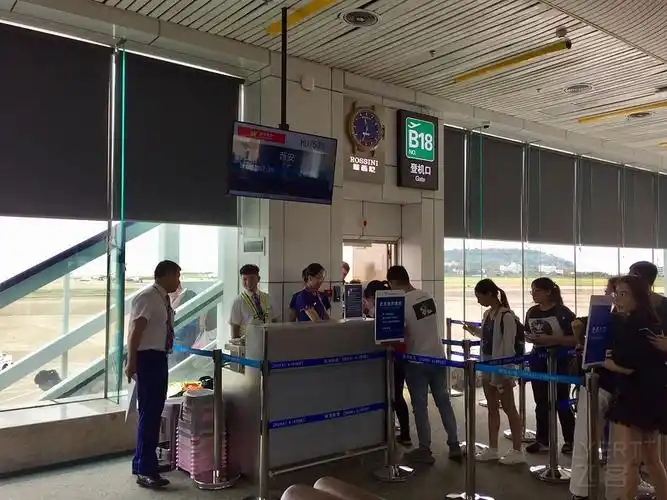登机口,不要被眼前的廊桥欺骗了,因珠海机场在实施大规模的廊桥换新