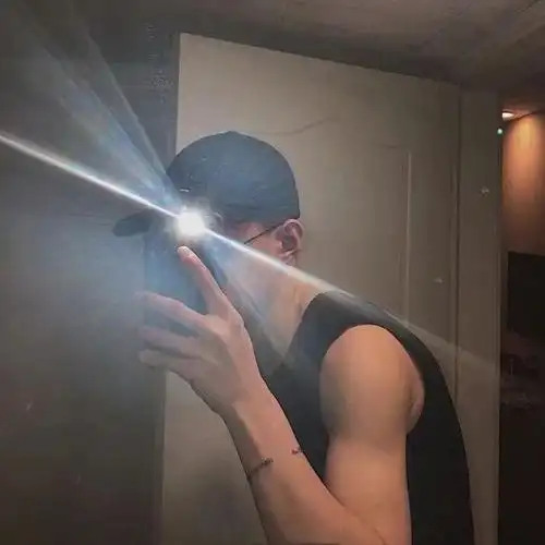 10张"高冷轻熟"男生头像,帅哥专用!_网易订阅