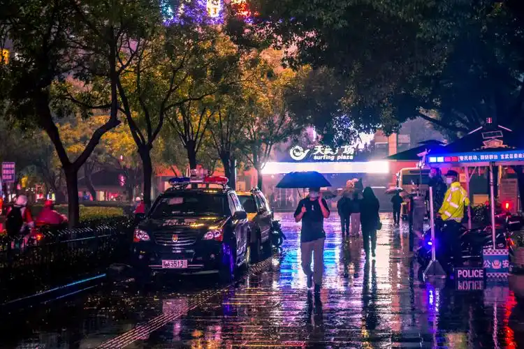 南京秋夜的雨中即景