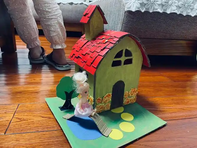 幼儿园手工作业纸质小房子