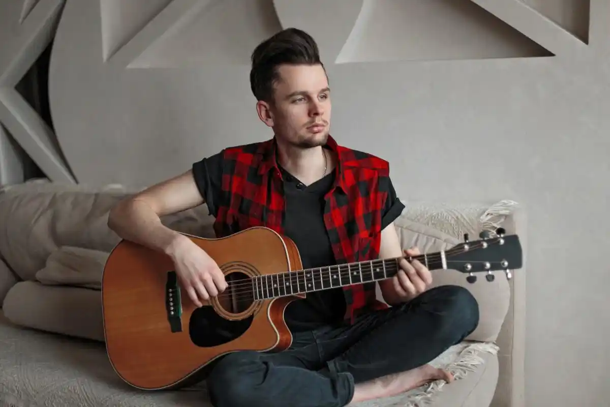 吉他fm和弦是大横按和小横按组合而成,需要同时按下食指和小指,形成