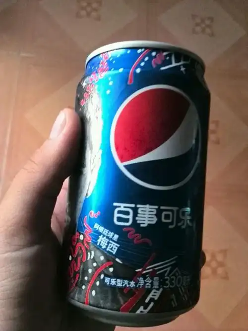 用手捏捏 ,加几片姜,加点蒜头油,加可乐 我用了八个鸡翅,加了一整瓶