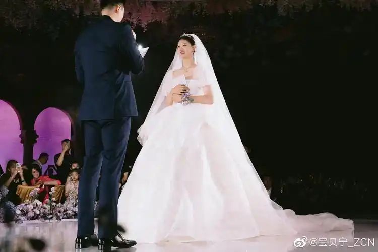女排国手张常宁分享婚纱美照紫色婚礼浪漫梦幻超幸福