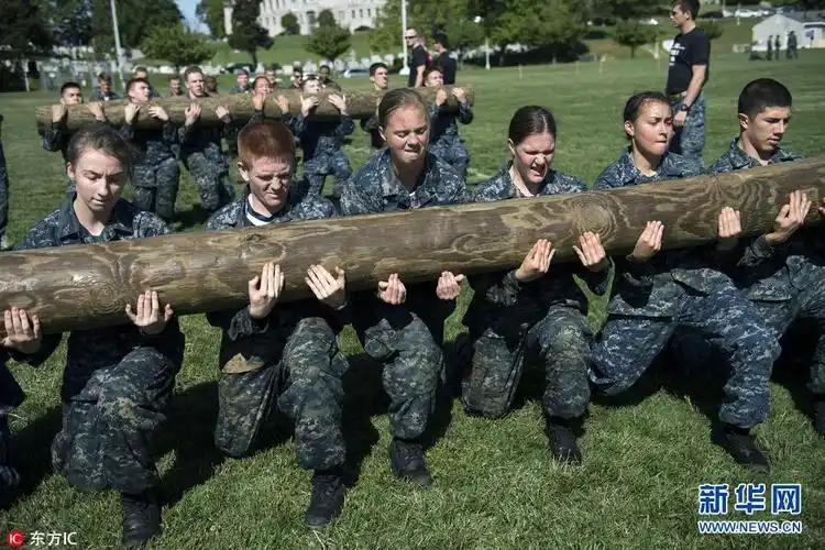 美国海军学院新生接受魔鬼式训练超负荷挑战身体极限组图