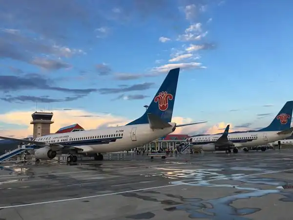 南航738机型首飞喀纳斯 胡世勇摄