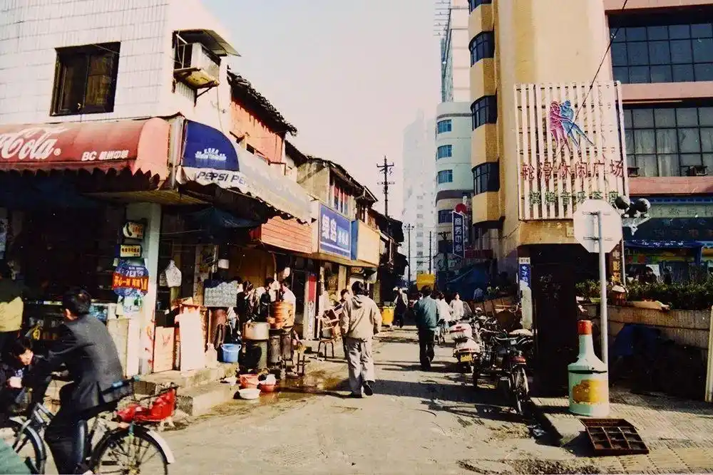 在宁波的大街小巷中,药行街于我情有独钟 相信很多宁波老三区80,90后