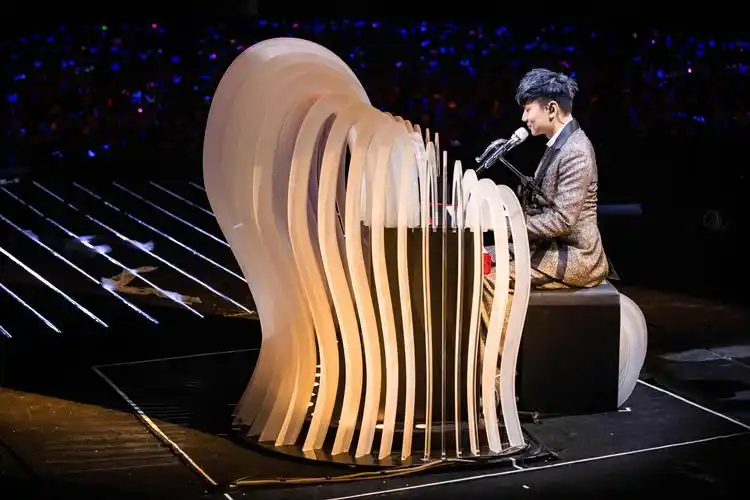 林俊杰"圣所2.0"全面进阶杭州首唱 近四万观众热情 感动jj单膝跪地