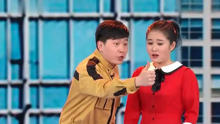 小品《大城小爱》第6段:白鸽,刘亮耍杂技秀恩爱,观众都逗乐了