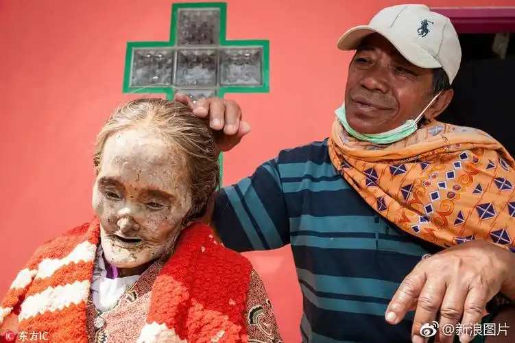 印尼恐怖习俗挖尸打扮上演死人时装秀