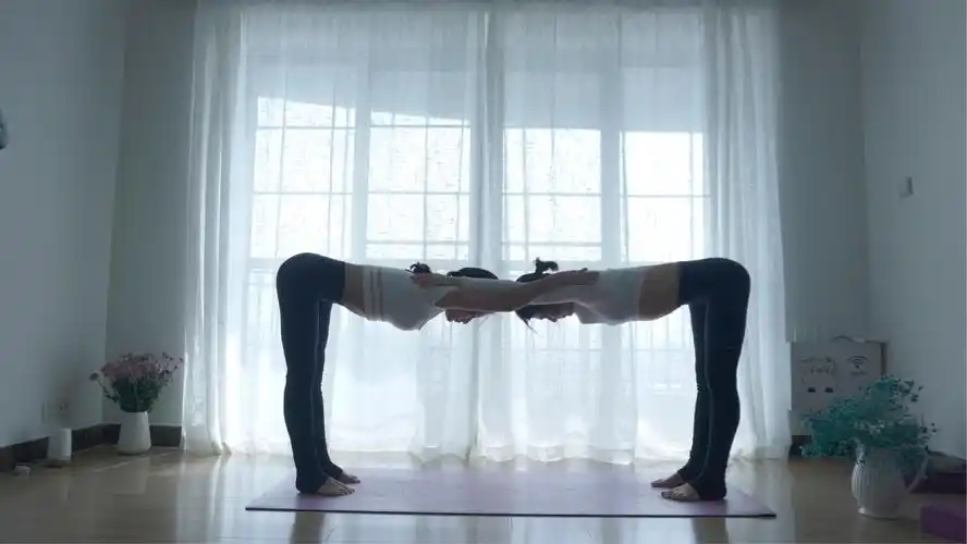 天天瑜伽"双人瑜伽"公开课11月15日(周三)隆重来袭,邀请您的闺蜜和