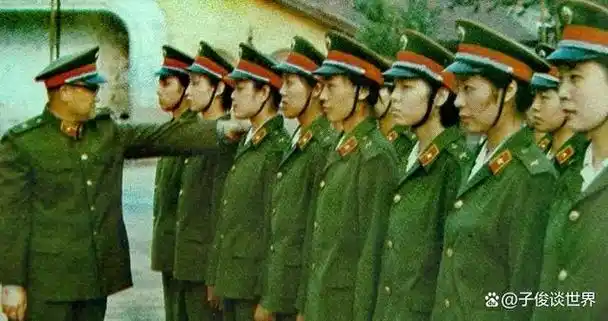 "八五式"干部军装多了一个肩章,就两层布软趴趴皱巴巴的