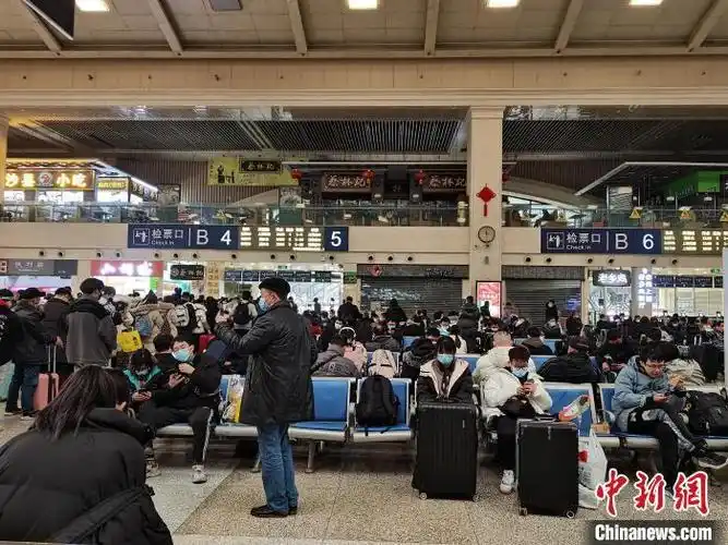 图为旅客们在汉口火车站候车 王世龙 摄