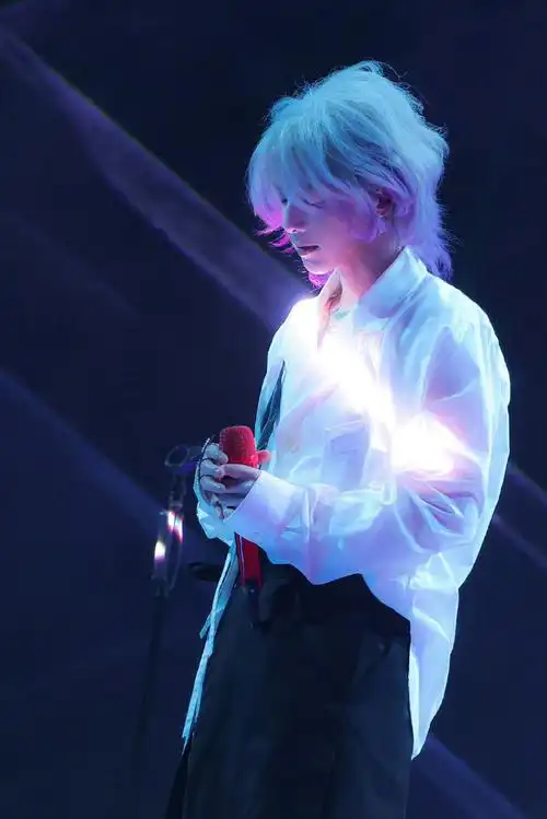 火姐今晚受苦了,来来来洗眼睛洗眼睛!  华晨宇  hcy  花花#华晨宇