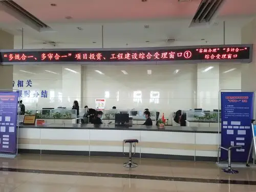 工程建设项目审批改革后,办事窗口不见排队等候的人群,坐在办公室就可