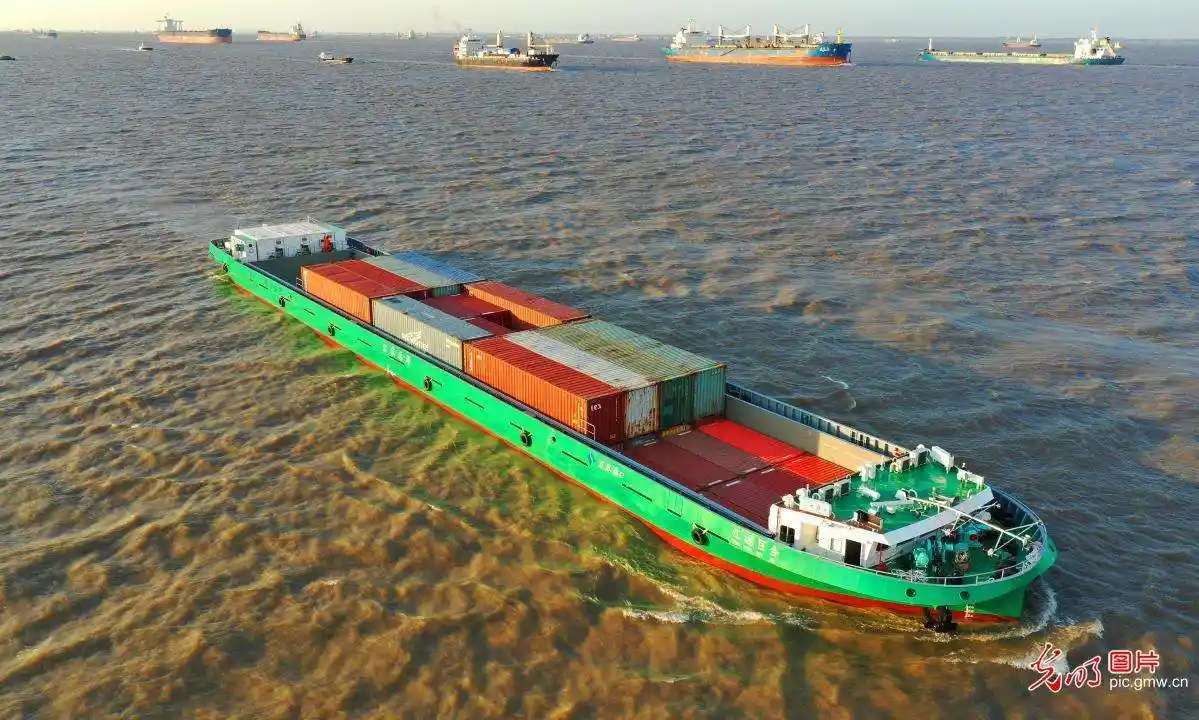 全国首艘120标箱纯电动内河集装箱船首航