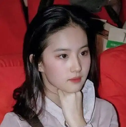 "干爹"的阴影下,刘亦菲35岁"黑料不断",内幕揭示令人咋舌.