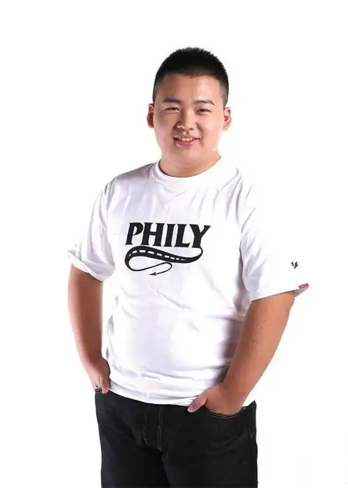 他小就是在人们眼皮子底下长大的,小时候的他是一位不折不扣的大胖子